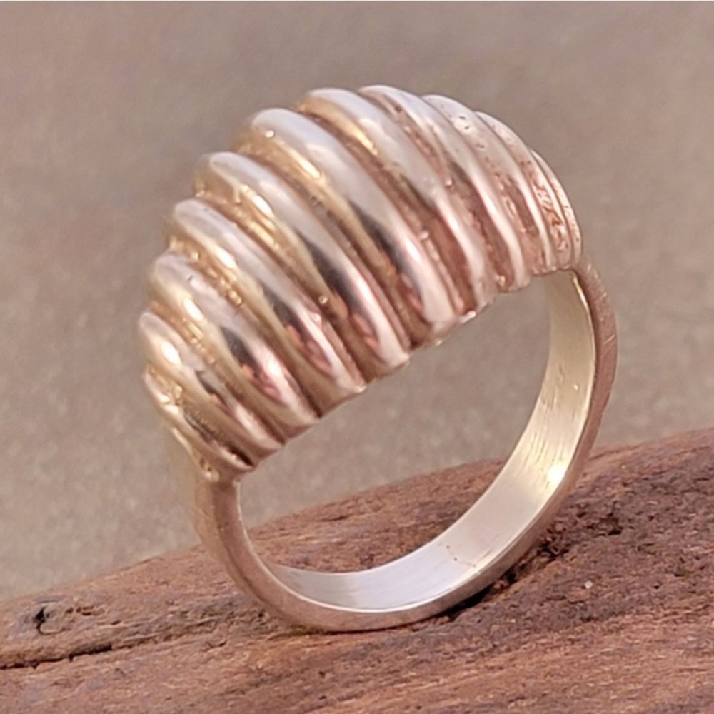 Sterling silver ribbed contemporary dome ring - size 6, GUC